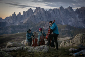 Muzycy Polish Cello Quartet przed koncertem o wschodzie słońca w ramach festiwalu I Suoni delle Dolomiti, Dźwięki Dolomitów. Zdjęcie zajęło II miejsce w kategorii "Culture, Hobby, Sport" w konkursie Grand Press Photo w 2024 r.
